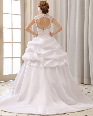 ロマンチックな蕾のキャップ 袖 ハルター ネック ハート型のブラ付きの結婚式ドレス